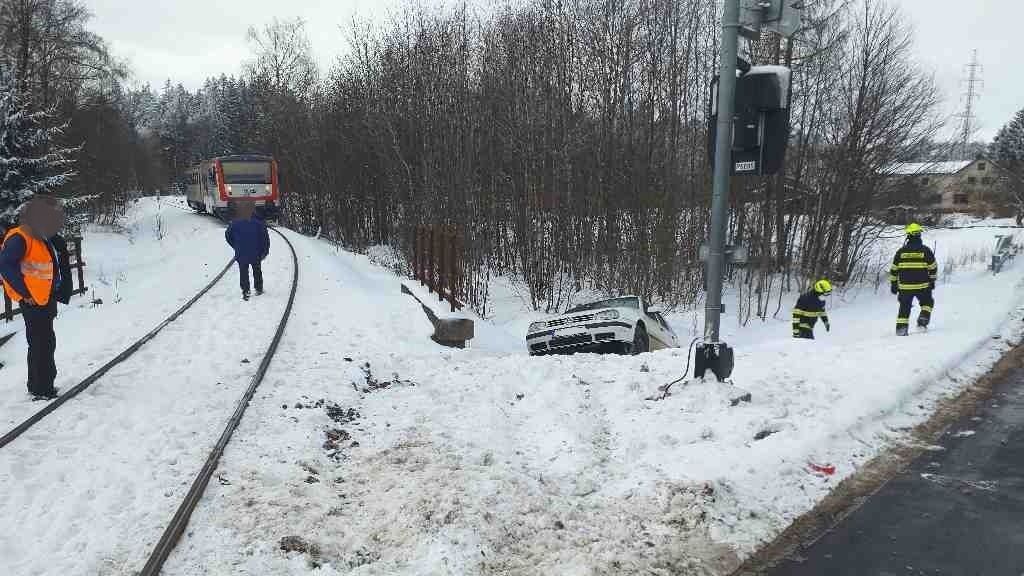Na Svitavsku se střetlo auto s osobním vlakem